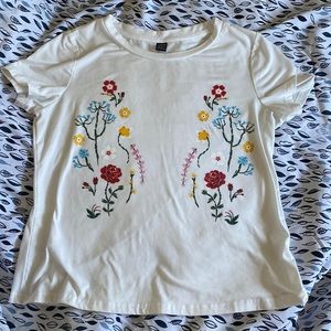 Super cute floral / botanical themed t-shirt. Size 4. Fits loosely close to a M